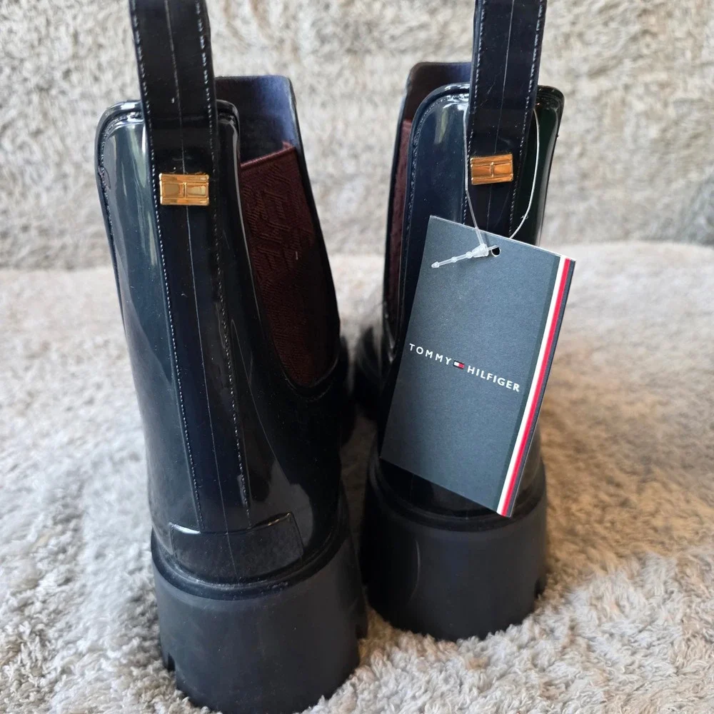 NEW‎ Tommy Hilfiger Navy Blue Lug Sole Chelsea Rain Boots Size 9M LOGO Stretch
